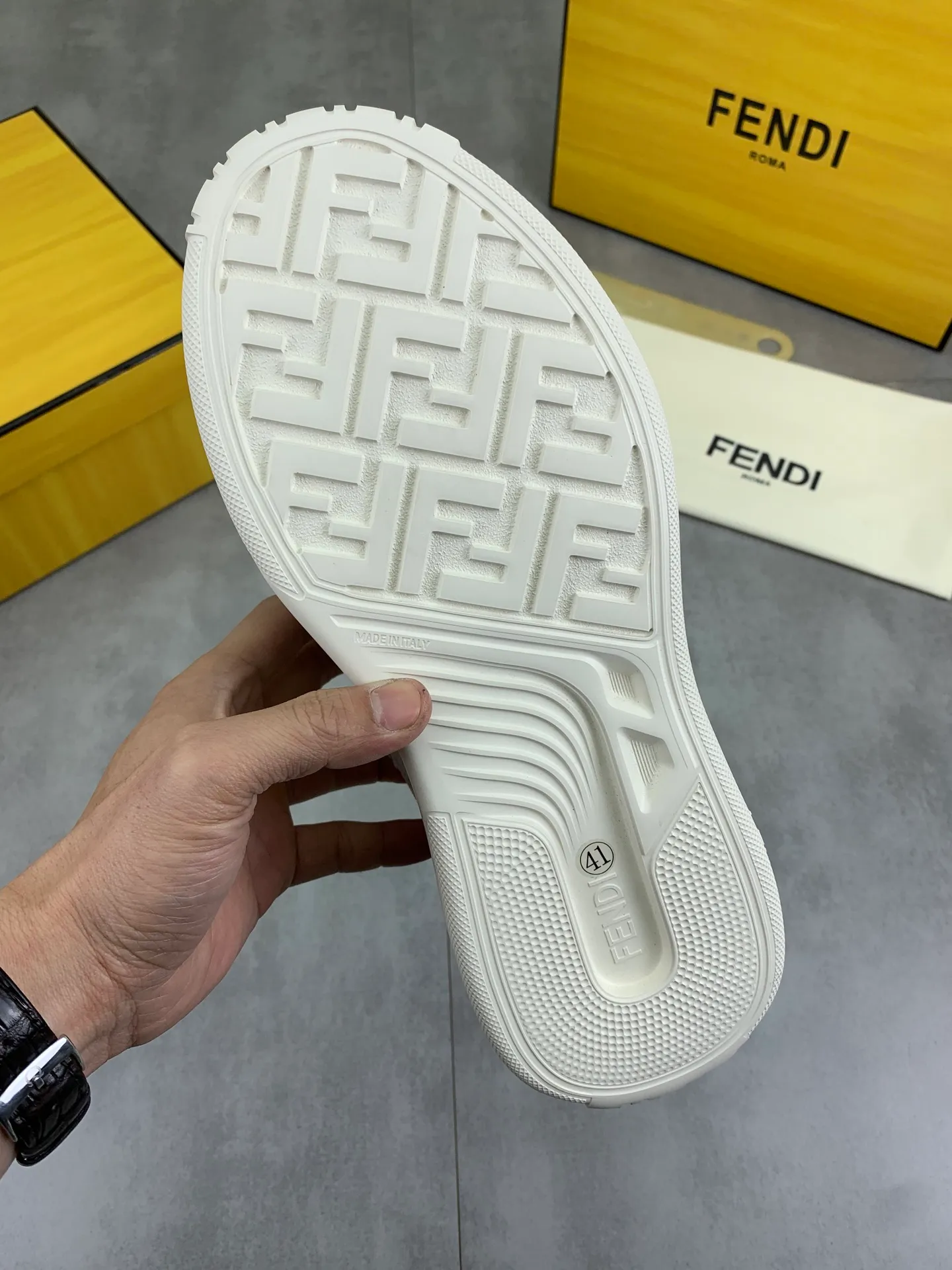 Men's men's shoes 💰P760 new style 💰💎💎💎 summer hot style [FENDI Fendi] top version 🆕New sneakers, wavy soles engraved with original words. Embossed Fendi Flow lettering on the heel. The upper is made of high-end calfskin and breathable materials. Original lining with tone-on-tone details decorated with innovative handcrafting techniques. Ultra-light and wear-resistant TPU and IP foam soles, overall lightweight and comfortable. Size:39-44 (38 45 can be customized)